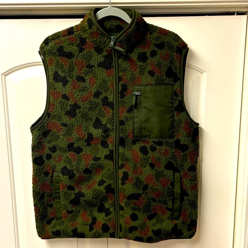 Old Navy Men's Green and Brown Patterned Fleece Vest